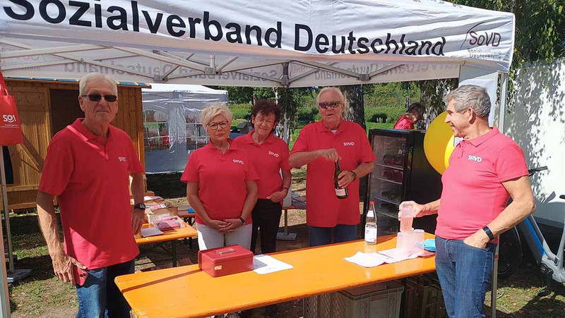 Männer und Frauen am SoVD-Infostand
