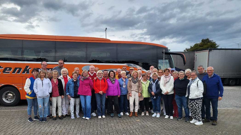 Gruppenbild vor einem Reisebus.